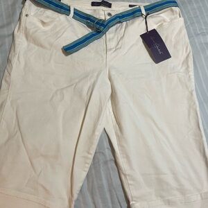 Gloria Vanderbilt White Cuffed Crop Pants with with Blue Belt. 22W